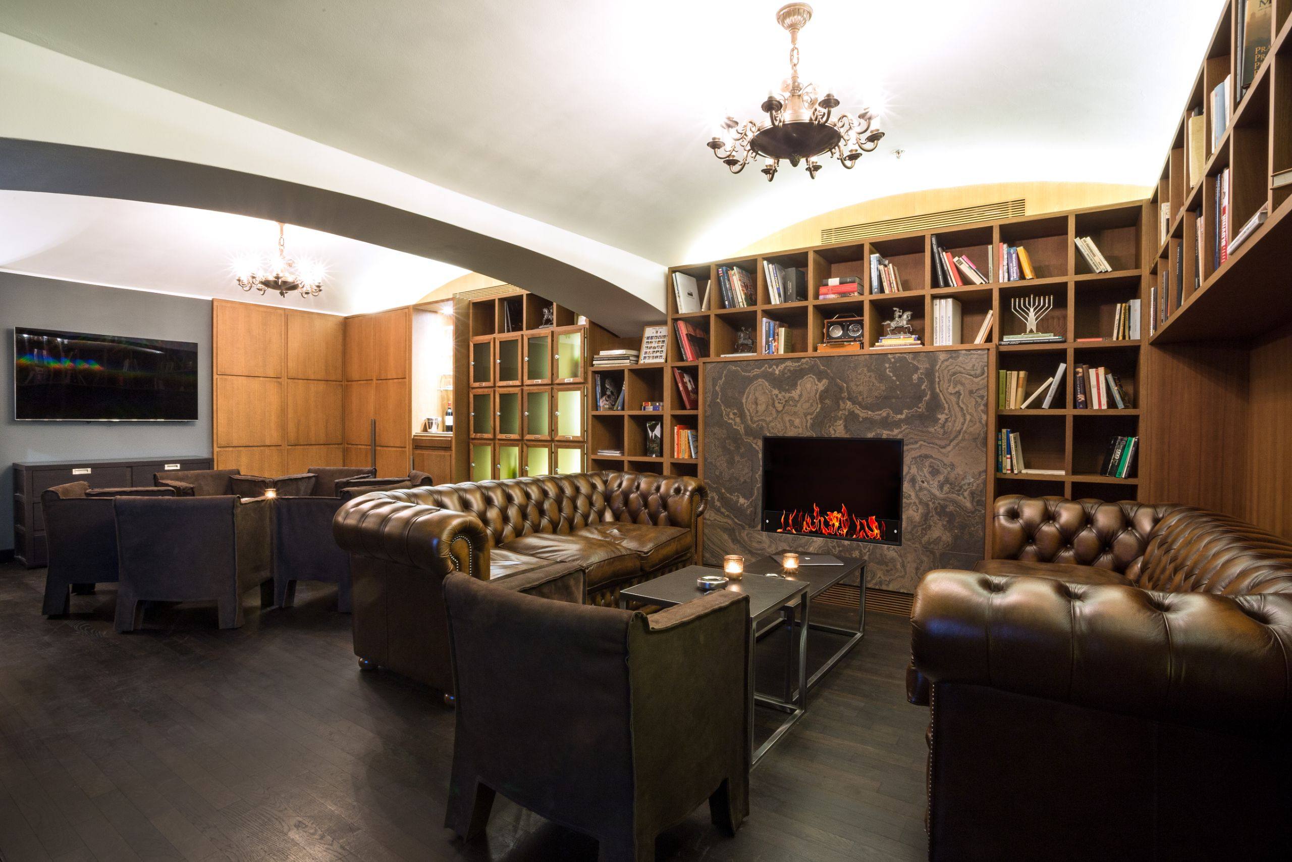 The fumoir and library at the Emblematic Lounge
